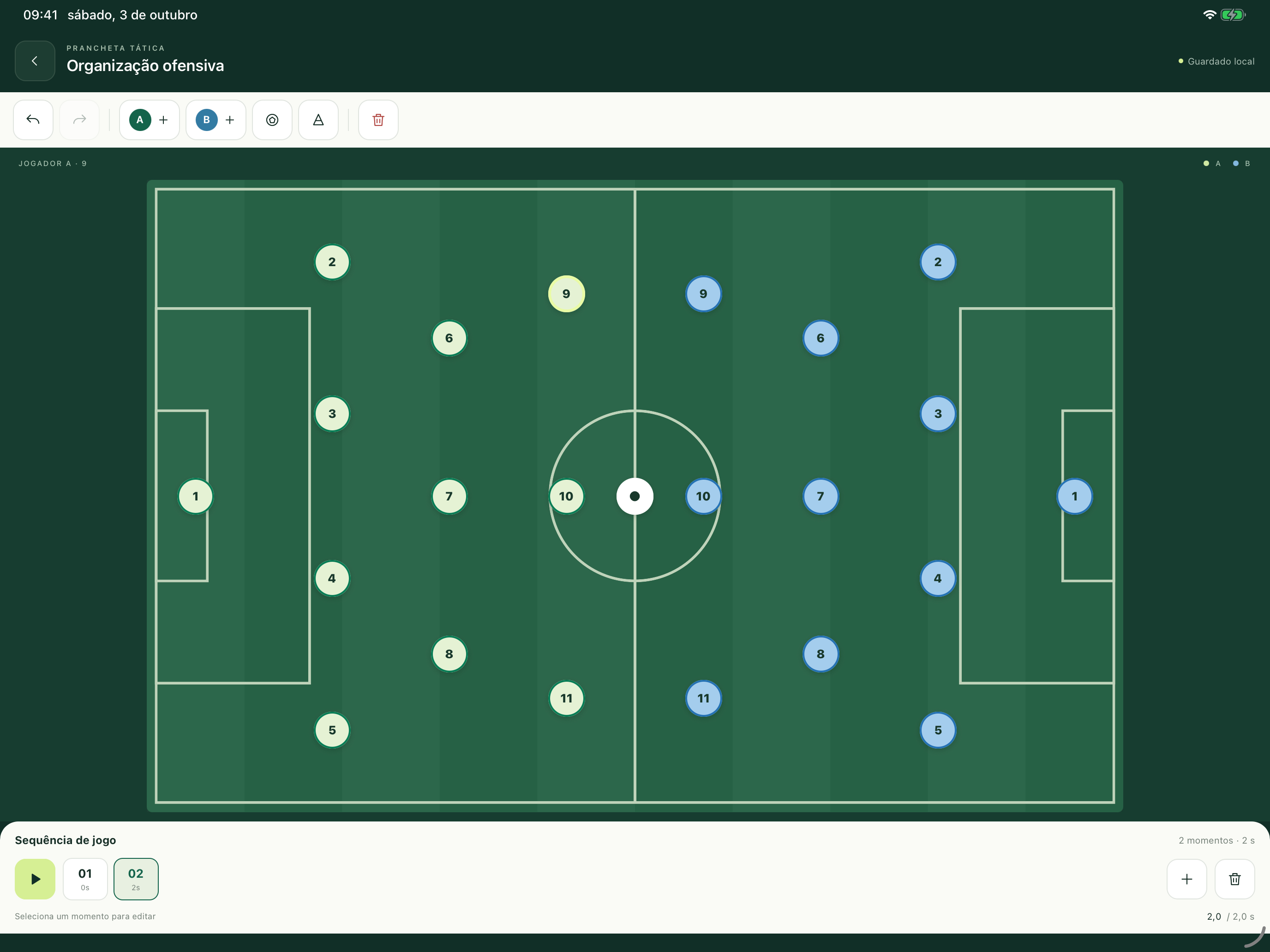 Akademia Board no iPad: campo de futebol com jogadores, bola e ferramentas táticas